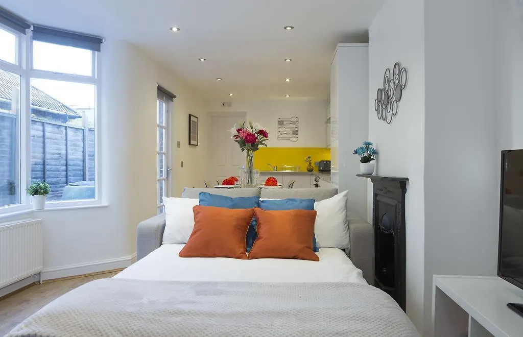 Charming Tower Bridge Apartment London